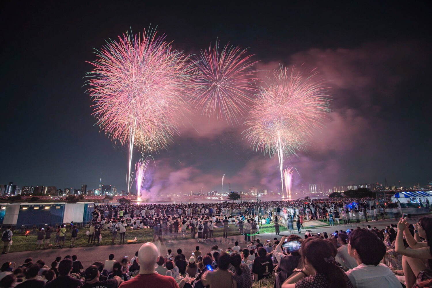 「足立の花火」2023年 - 東京・荒川河川敷で4年ぶりに花火大会、1時間に約15,000発を打ち上げ｜写真1