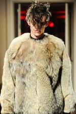 クリスチャン ダダ 2014-15年秋冬コレクション - 金色の袴とユニオンジャック｜写真4