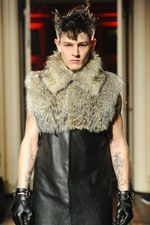 クリスチャン ダダ 2014-15年秋冬コレクション - 金色の袴とユニオンジャック｜写真8