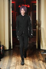 クリスチャン ダダ 2014-15年秋冬コレクション - 金色の袴とユニオンジャック｜写真15