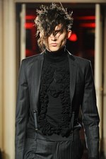 クリスチャン ダダ 2014-15年秋冬コレクション - 金色の袴とユニオンジャック｜写真18