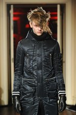 クリスチャン ダダ 2014-15年秋冬コレクション - 金色の袴とユニオンジャック｜写真20