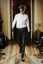 クリスチャン ダダ 2014-15年秋冬コレクション - 金色の袴とユニオンジャック｜写真23