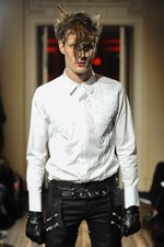 クリスチャン ダダ 2014-15年秋冬コレクション - 金色の袴とユニオンジャック｜写真24