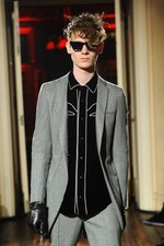 クリスチャン ダダ 2014-15年秋冬コレクション - 金色の袴とユニオンジャック｜写真28