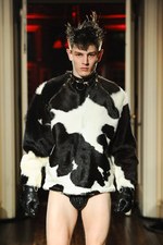 クリスチャン ダダ 2014-15年秋冬コレクション - 金色の袴とユニオンジャック｜写真31