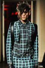 クリスチャン ダダ 2014-15年秋冬コレクション - 金色の袴とユニオンジャック｜写真43