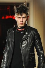 クリスチャン ダダ 2014-15年秋冬コレクション - 金色の袴とユニオンジャック｜写真57