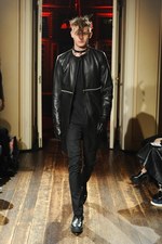 クリスチャン ダダ 2014-15年秋冬コレクション - 金色の袴とユニオンジャック｜写真62