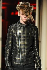 クリスチャン ダダ 2014-15年秋冬コレクション - 金色の袴とユニオンジャック｜写真69