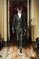 クリスチャン ダダ 2014-15年秋冬コレクション - 金色の袴とユニオンジャック｜写真70