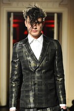 クリスチャン ダダ 2014-15年秋冬コレクション - 金色の袴とユニオンジャック｜写真71