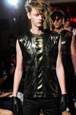 クリスチャン ダダ 2014-15年秋冬コレクション - 金色の袴とユニオンジャック｜写真74