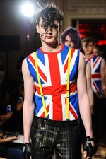 クリスチャン ダダ 2014-15年秋冬コレクション - 金色の袴とユニオンジャック｜写真76