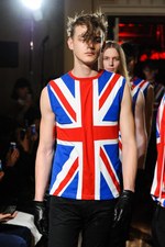 クリスチャン ダダ 2014-15年秋冬コレクション - 金色の袴とユニオンジャック｜写真78