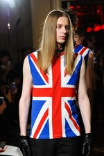 クリスチャン ダダ 2014-15年秋冬コレクション - 金色の袴とユニオンジャック｜写真79