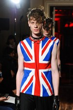 クリスチャン ダダ 2014-15年秋冬コレクション - 金色の袴とユニオンジャック｜写真82