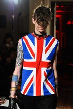 クリスチャン ダダ 2014-15年秋冬コレクション - 金色の袴とユニオンジャック｜写真83