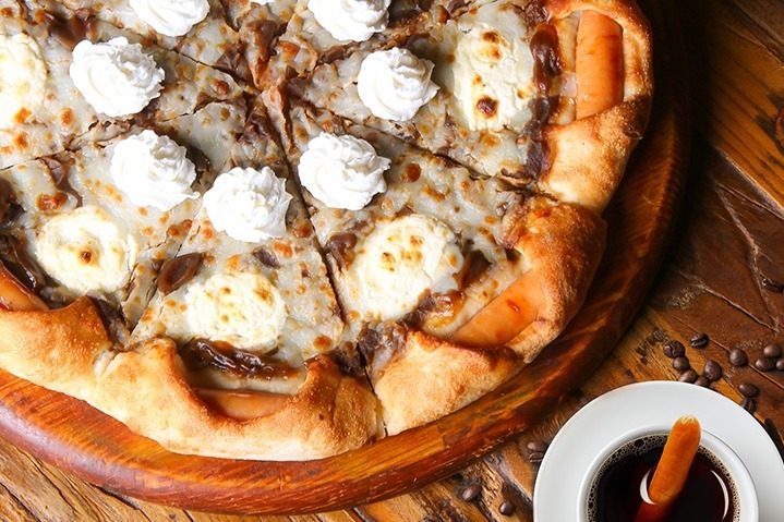 クリームチーズ｜ピザハット“ウインナーコーヒー＝ウインナー入りコーヒー”という勘違いを再現した限定ピザ