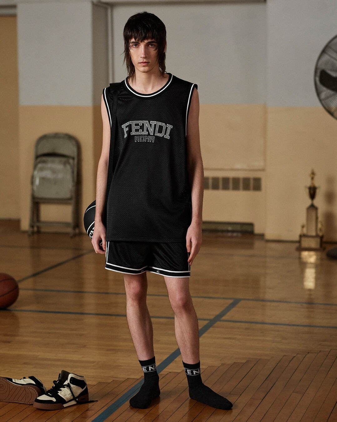 フェンディ“バスケットボール”着想メンズ新作、ロゴ入りメッシュTシャツ＆クリスタルを配したスニーカー｜写真2