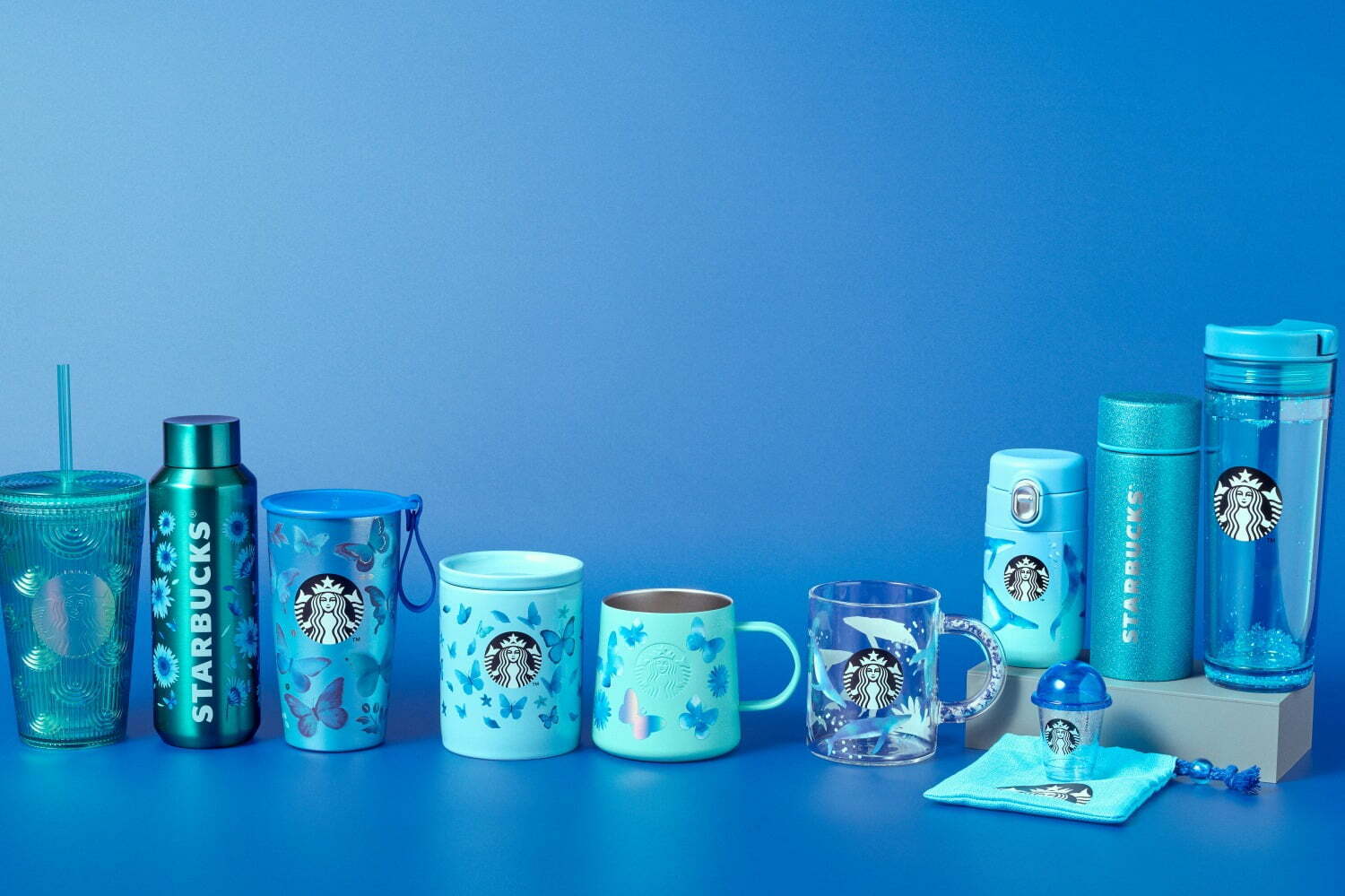 スターバックス“ブルー”の夏新作グッズ、花を散りばめた