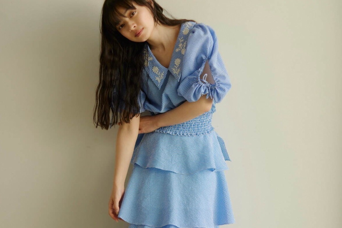 ファーファー新作“フラワーブーケ柄”刺繍のブラウス＆ビジュー襟付きニットワンピ、上國料萌衣とコラボ