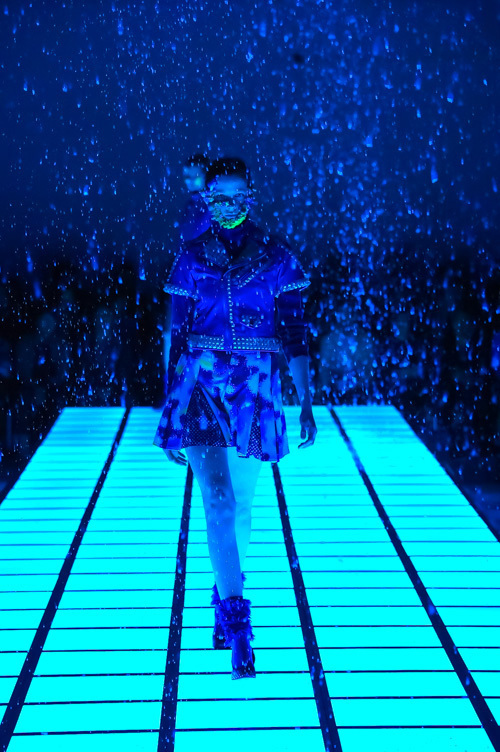 アンリアレイジ(ANREALAGE) 2014-15年秋冬ウィメンズコレクション  - 写真1