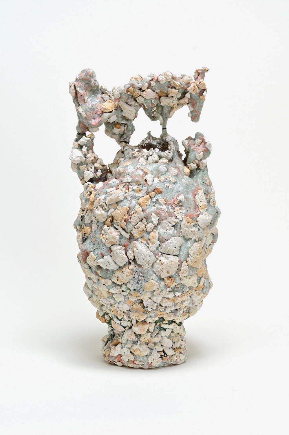 安永正臣 《熔ける器》 2022年
釉薬、磁器土、下絵具、カオリン、銀箔　39×20.5×19.5cm
© Courtesy of the Artist, Nonaka-Hill and Lisson Gallery