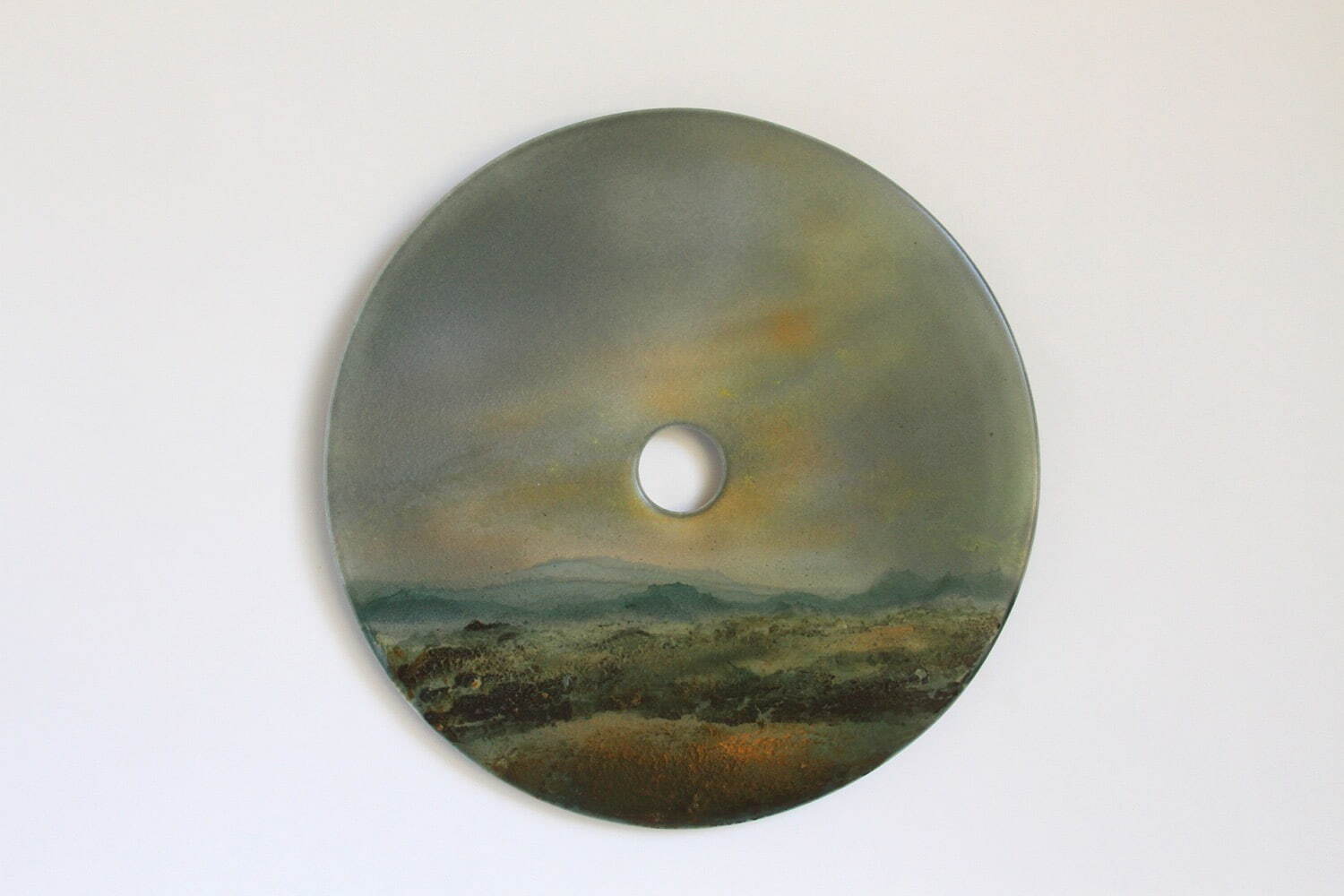 ジャン・ジレル 《風景盤 秋》 2017年
磁土、釉薬　Φ42cm
Image courtesy of the artist