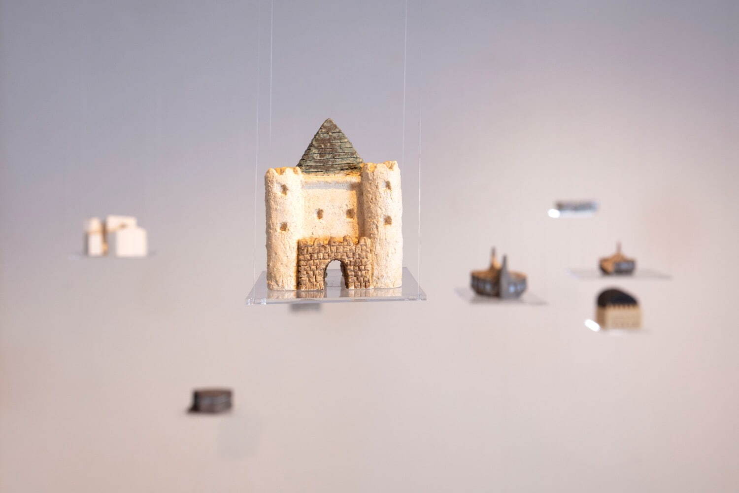 ユースケ・オフハウズ 「たしか私の記憶では」展示風景　2020年
陶土、磁土、釉薬、化粧土、アクリルガラス、ナイロン糸　サイズ可変
Photo: Amelie Blanc