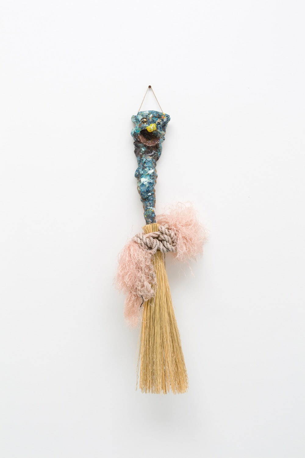 シルヴィ・オーヴレ 《無題》 2023年
陶器、ミクストメディア　77x11x8cm
Photo credit: Yann Bohac Courtesy of the artist and Galerie Laurent Godin