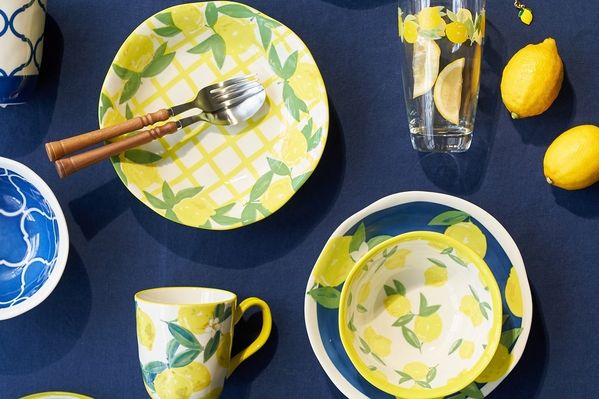 アフタヌーンティー・リビング“レモン柄”の新作テーブルウェア、輪切りレモン風のプレートなど