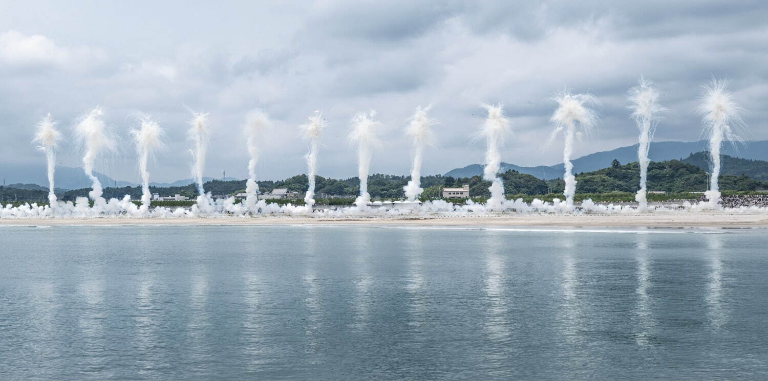 蔡国強《満天の桜が咲く⽇》福岡県いわき市四倉海岸で実施した白天花火 2023年6月26日正午
撮影:顧劍亨 提供:蔡スタジオ