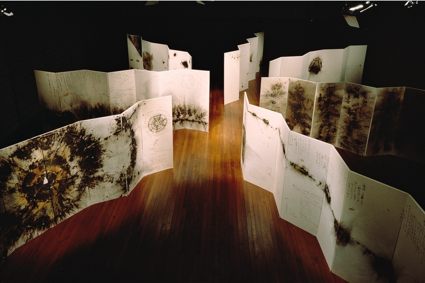 美術館｜蔡國強の大規模個展が国立新美術館で - 火薬を用いた作品「原初火球」を軸に、創作と思考の軌跡をたどる