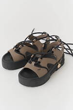 スナイデル×プーマ“厚底ソール”のレースアップサンダル、モカ＆ブラックの靴紐付き｜写真2