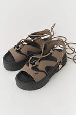 スナイデル×プーマ“厚底ソール”のレースアップサンダル、モカ＆ブラックの靴紐付き｜写真1