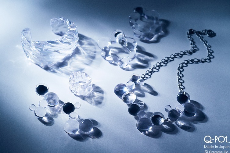 Q-pot.新作「みずのあわ」のクリアアクセサリー、光を投影する“ぷくぷく”泡のピアス＆リング