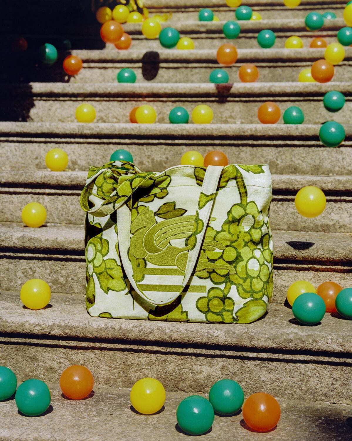 エトロ23年夏の新作アイテム、“グリーンのワイルドベリー”柄ビキニ＆ペガサスロゴ入りバッグ｜写真23