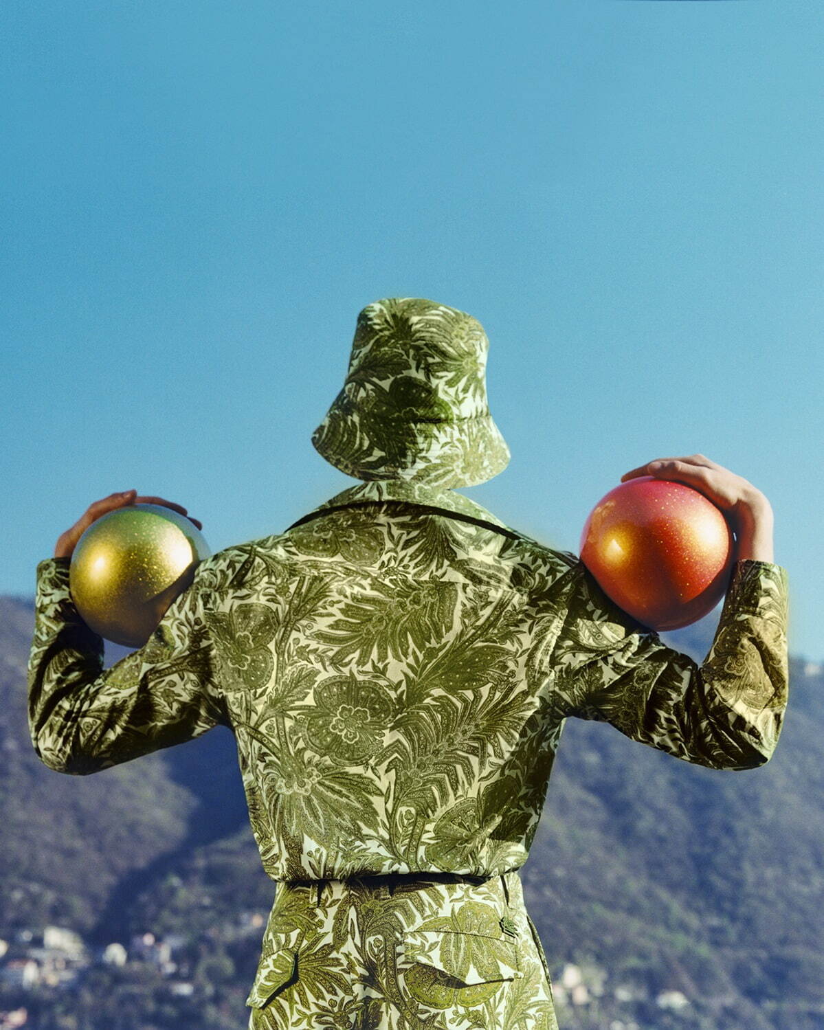 エトロ23年夏の新作アイテム、“グリーンのワイルドベリー”柄ビキニ＆ペガサスロゴ入りバッグ｜写真13