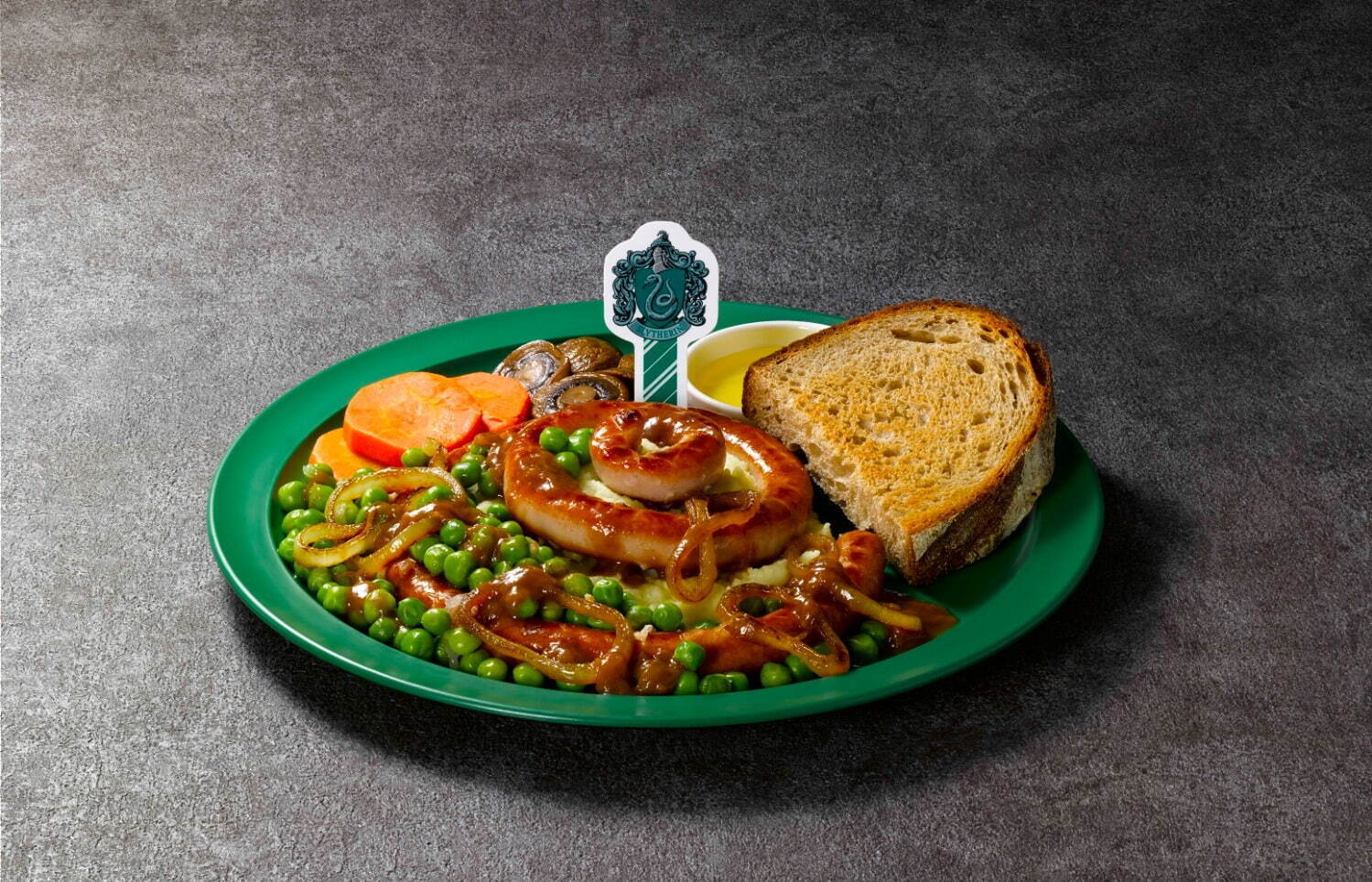 スリザリン プレート(ハンバーガーズ＆マッシュ) 2,800円※ドリンク付き
‘Wizarding World’ and all related names, characters and indicia are trademarks of and © Warner Bros. Entertainment Inc. – Wizarding World publishing rights © J.K. Rowling.