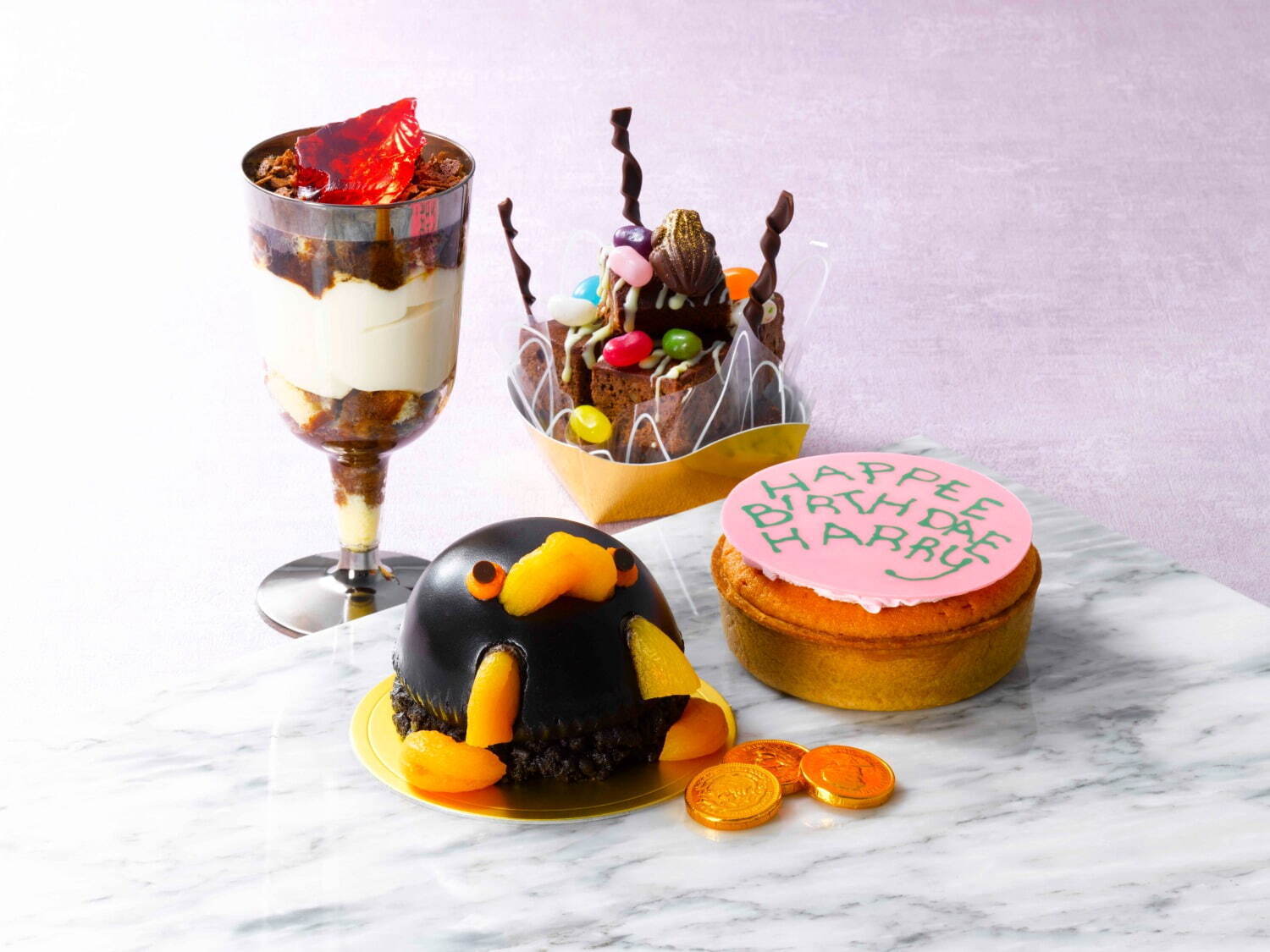 チーズケーキ 900円、ニフラー 900円、ティラミス 700円、ブラウニーBOX 800円
‘Wizarding World’ and all related names, characters and indicia are trademarks of and © Warner Bros. Entertainment Inc. – Wizarding World publishing rights © J.K. Rowling.
