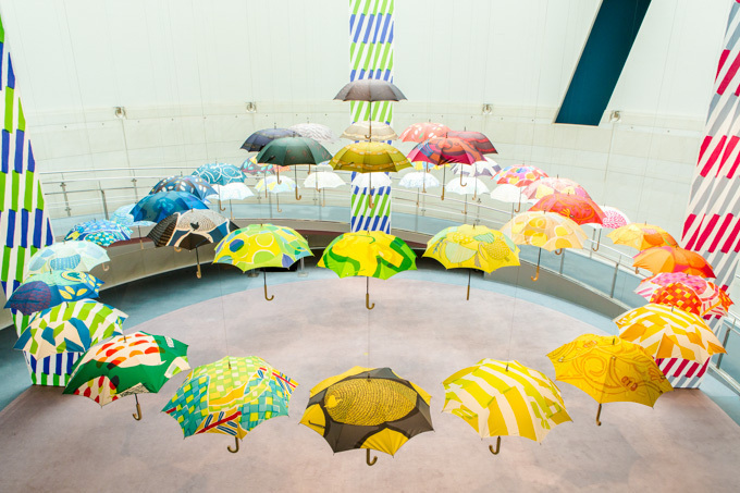マリメッコやムーミンのテキスタイルを手がける「鈴木マサル」の傘展、表参道で開催 | 写真