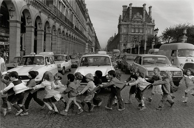 ロベール・ドアノー 《“リヴォリ通りのスモックたち”》 1978年 ©Atelier Robert Doisneau / Contact