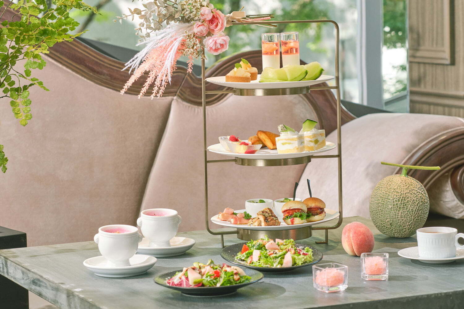 ハンバーガー｜「ピーチ＆メロン アフタヌーンティー」ザ ストリングス表参道で、国産桃のタルトや“ひんやり”スイーツ