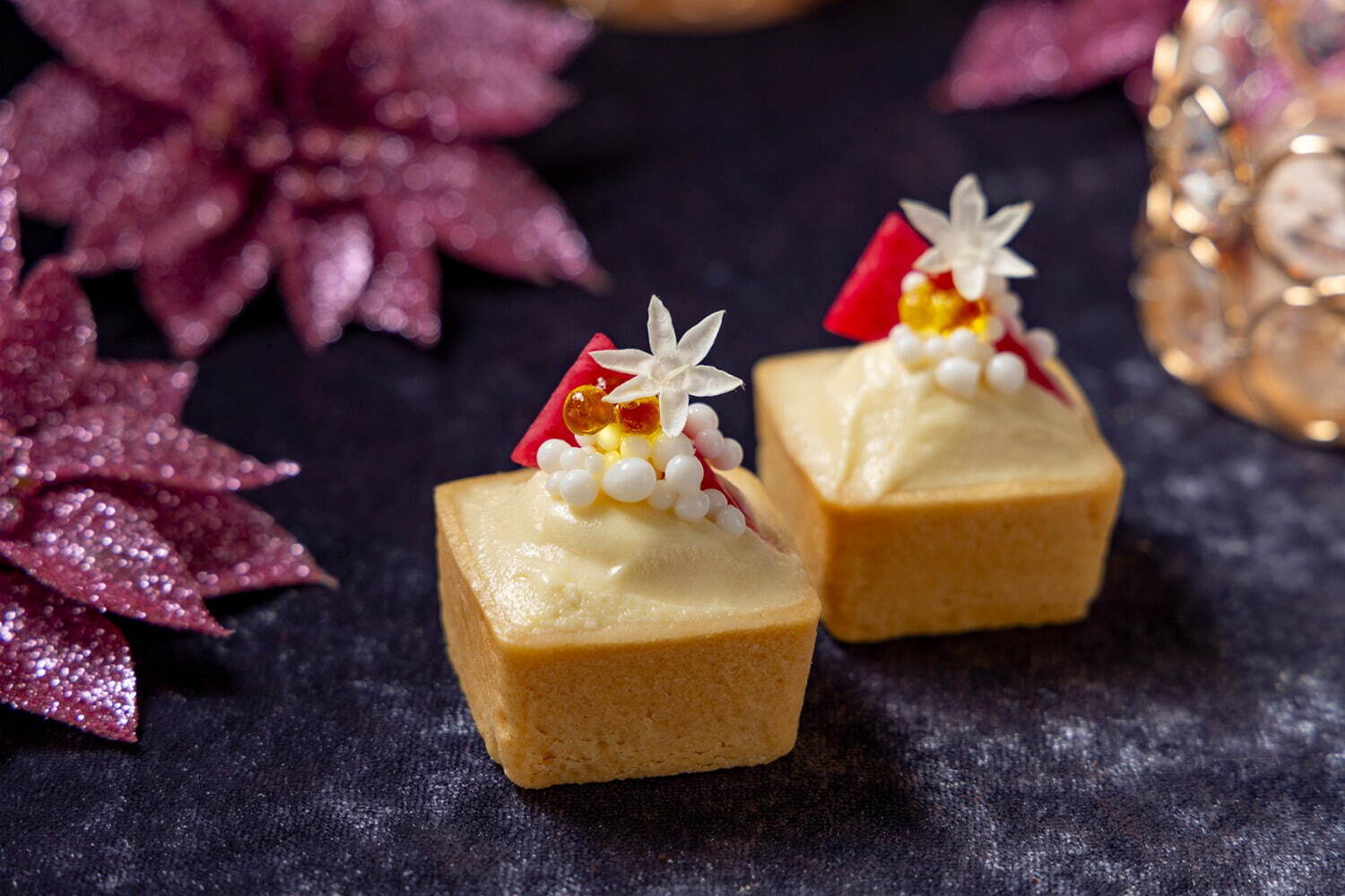 コンラッド東京“まるで宝石箱”なアフタヌーンティー、クリスマスオーナメント風の紅茶ムースなど｜写真4