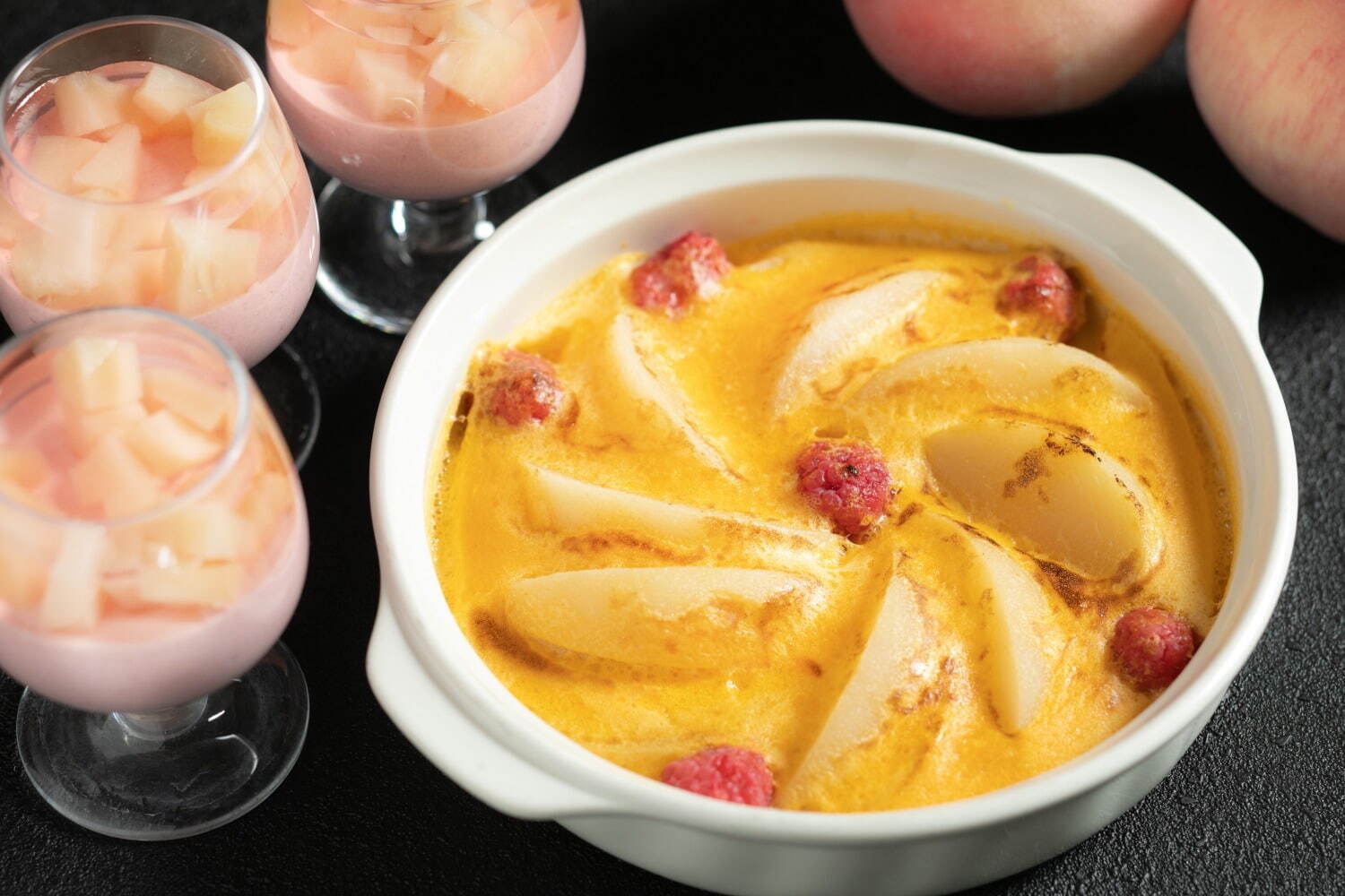 桃のサバイヨンソースグラタン、桃とイチゴのムース