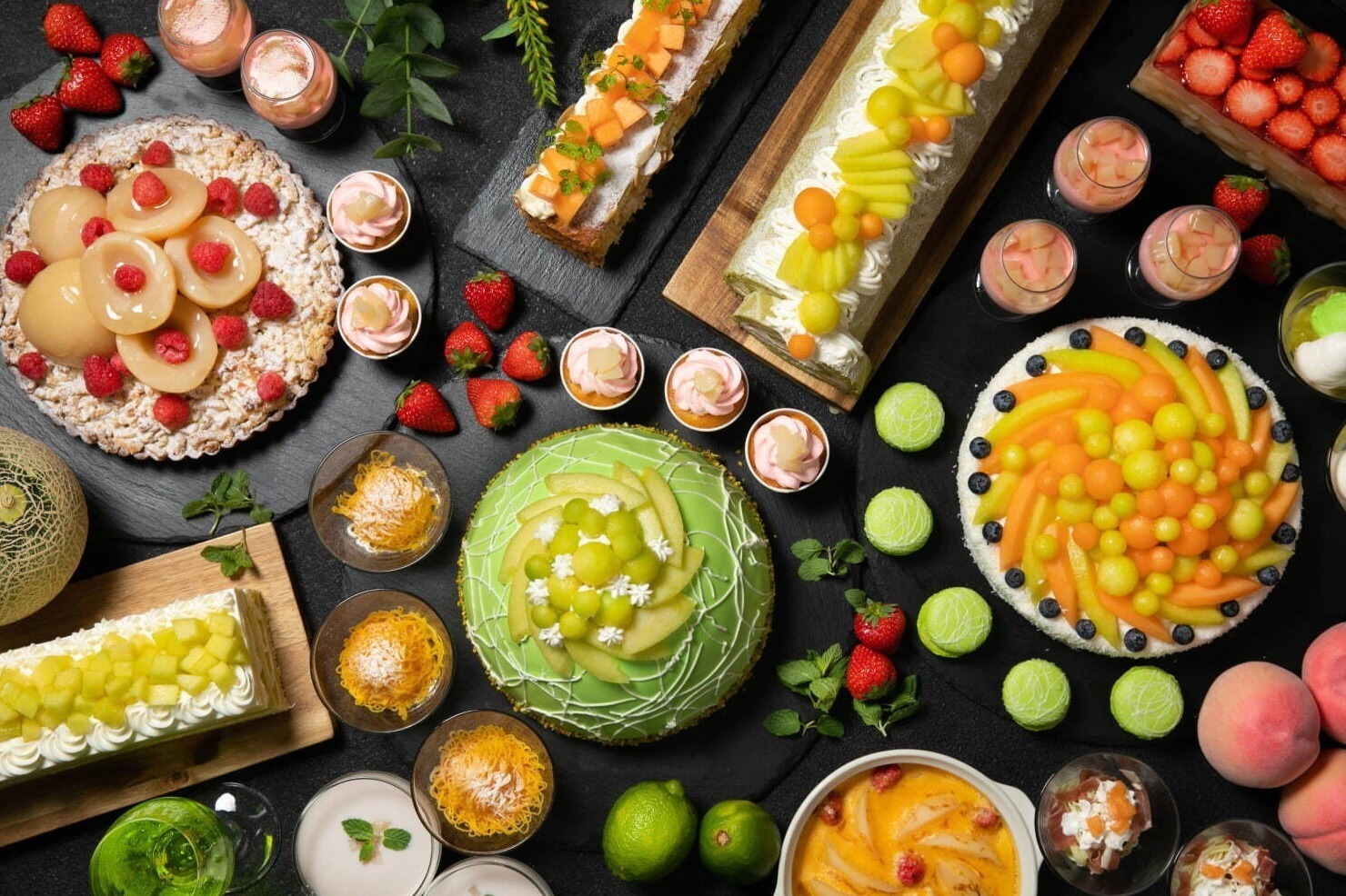 デザートビュッフェ｜新横浜プリンスホテル“メロン×桃”スイーツナイトブッフェ、メロンの表面を描いたロールケーキなど