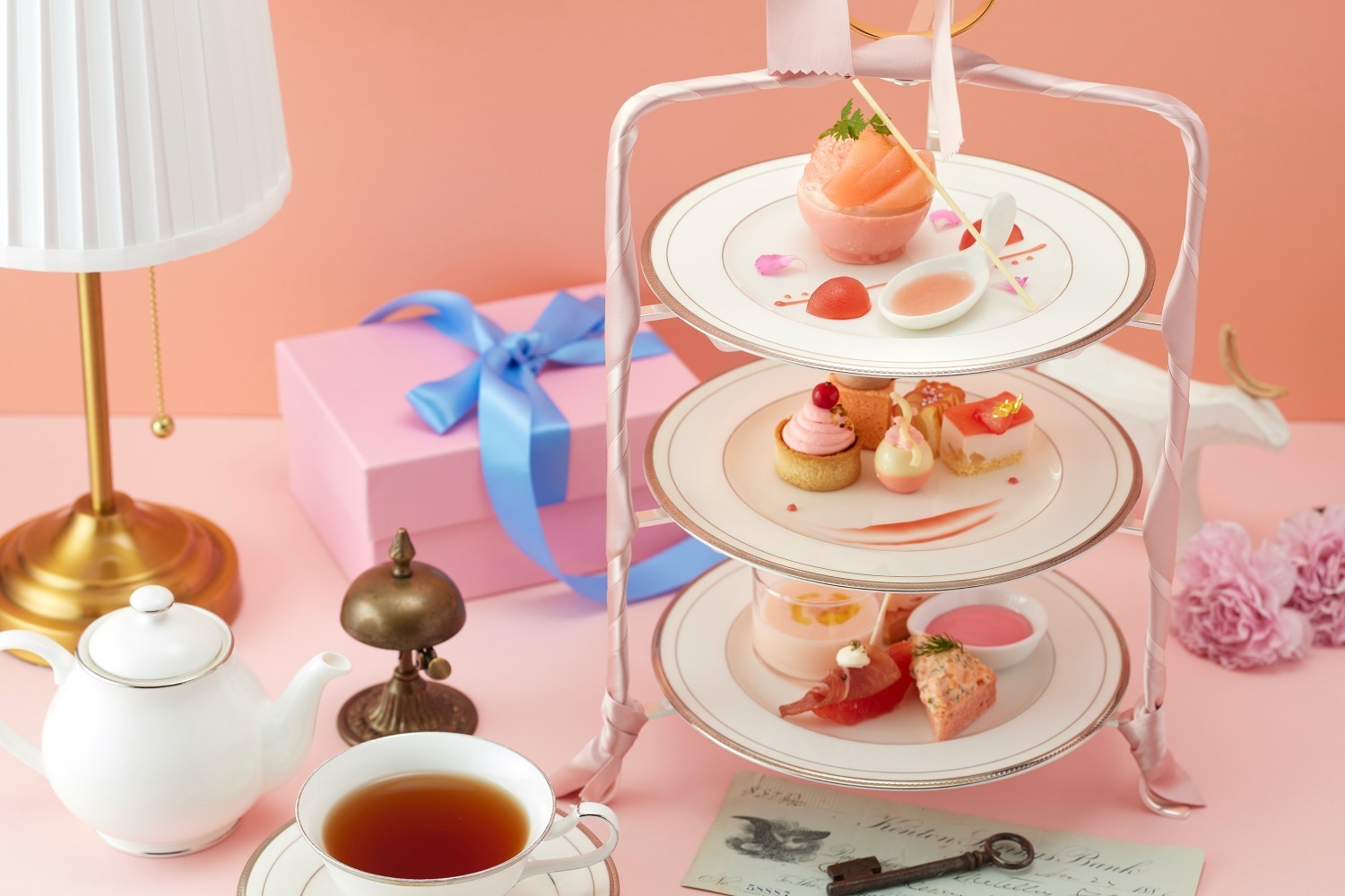 シフォンケーキ｜グランドニッコー東京 台場"ピーチ×ピンク"アフタヌーンティー、"桃尽くし"のタルトやケーキなど