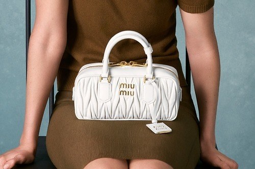 ミュウミュウ新作バッグ「アルカディ」“煌めくブランドロゴ×マテラッセレザー”のトップハンドルバッグ
