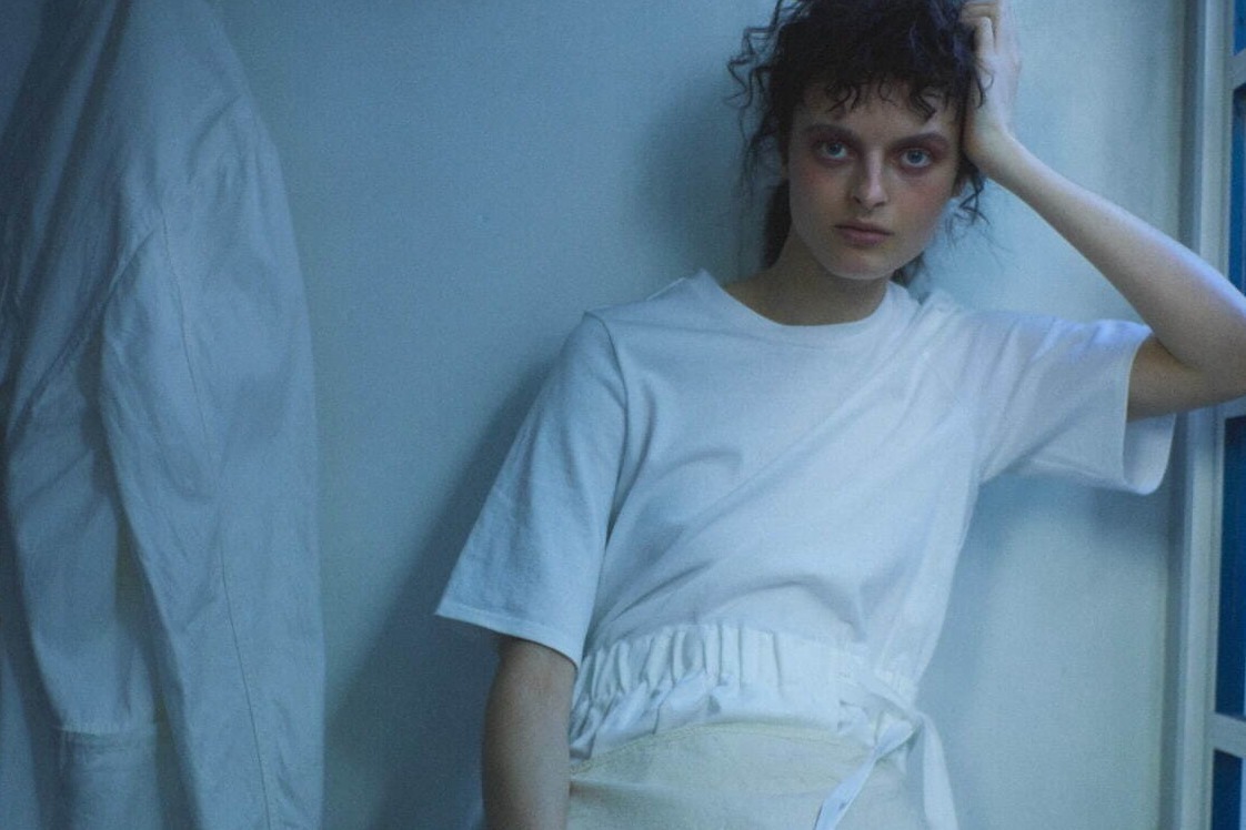 ミュベール“繊細レース”の巻きスカート風ワンピースなど、芸術家カミーユ・クローデル着想の白黒ウェア